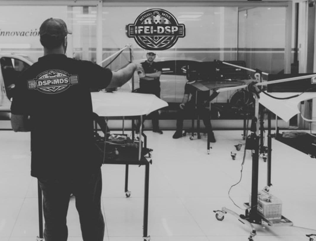 Capacitación técnica en PDR automotriz y cursos de chapa
